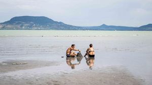 Fenomena Langka! Pulau Monyet Muncul Kembali di Danau Balaton Saat Air Surut