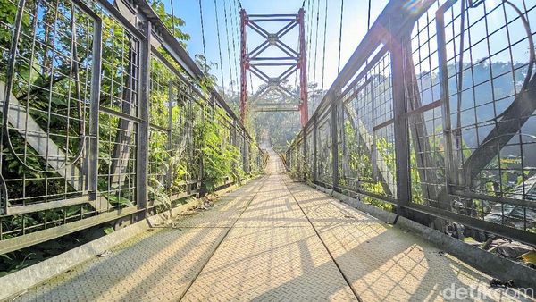 Potret Warga Lintasi Jembatan Gantung Rp 5 M yang Sempat Ditutup Kades