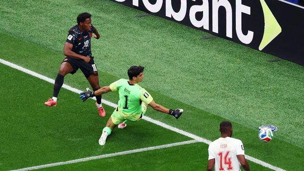 Kanada vs Maroko Soccer Football - FIFA World Cup 2026 - Round of 16 - Canada v Morocco - Houston Stadium, Houston, Texas, U.S. - July 4, 2026 Morocco's Yassine Bounou saves a shot from Canada's Jonathan David REUTERS/Issei Kato