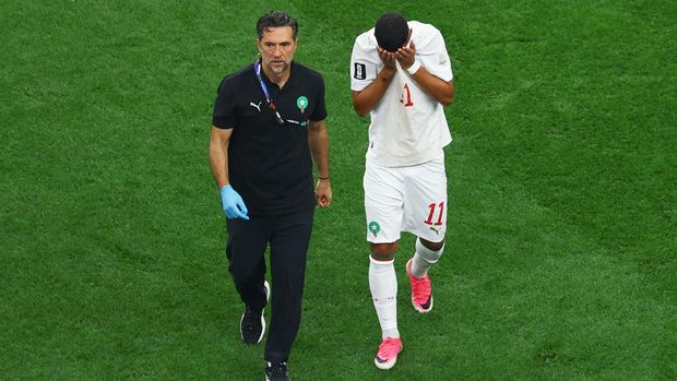 Kanada vs Maroko Soccer Football - FIFA World Cup 2026 - Round of 16 - Canada v Morocco - Fans gather in Vancouver - Vancouver, Canada - July 4, 2026 Morocco's Ismael Saibari comes off the pitch to receive medical attention after sustaining an injury REUTERS/Issei Kato