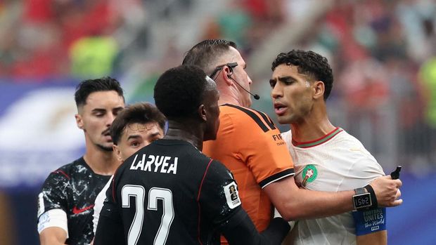Soccer Football - FIFA World Cup 2026 - Round of 16 - Canada v Morocco - Houston Stadium, Houston, Texas, U.S. - July 4, 2026 Morocco's Achraf Hakimi clashes with Canada's Richie Laryea as referee Michael Oliver separates them IMAGN IMAGES via Reuters/Troy Taormina