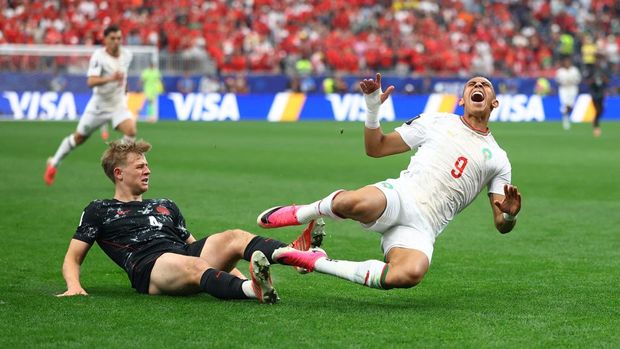 Soccer Football - FIFA World Cup 2026 - Round of 16 - Canada v Morocco - Houston Stadium, Houston, Texas, U.S. - July 4, 2026 Canada's Luc de Fougerolles fouls Morocco's Soufiane Rahimi REUTERS/Hannah Mckay