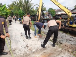Puluhan Personel Polda Riau Korve di Jembatan Dumai Jelang Diresmikan Kapolri