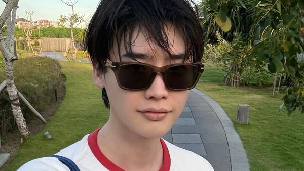 Potret Lee Jong Suk Liburan di Bali, Pamer Punggung Atletis Saat Renang