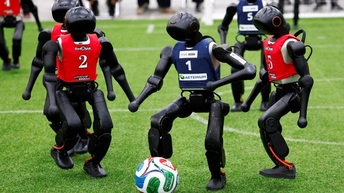 Robot humanoid bertanding di RoboCup 2026