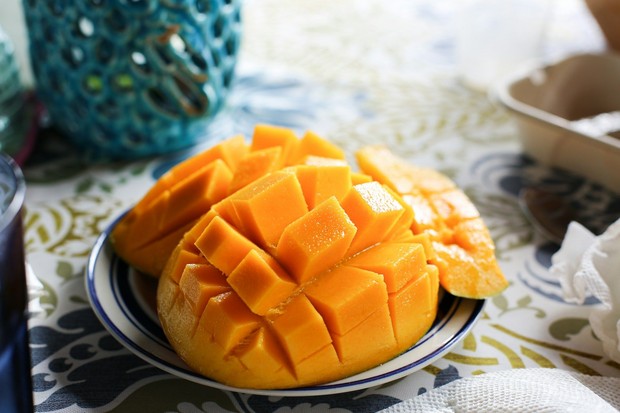 Mangga, pengganti camilan manis yang lebih sehat/Foto: Unsplash.com/Desirae Hayes-Vitor Mangga merupakan pengganti camilan manis yang menawarkan rasa manis alami sekaligus mengandung vitamin dan antioksidan yang berpotensi membantu menjaga kontrol gula darah.