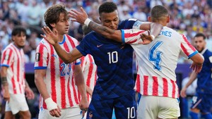 Mbappe Jadi Musuh Rakyat di Festival Paraguay, Bonekanya Dibakar