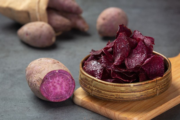 Ube merupakan jenis ubi berwarna ungu yang berbeda dari taro maupun ubi ungu biasa. Tanaman ini sudah lama menjadi bagian penting dalam kuliner Filipina.