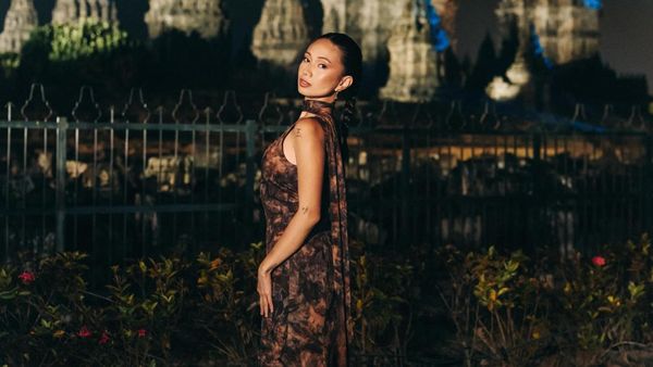 NIKI Memukau Nan Estetik Berlatar Candi Prambanan