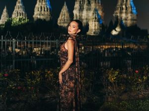 NIKI Memukau Nan Estetik Berlatar Candi Prambanan