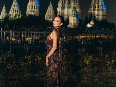 NIKI Memukau Nan Estetik Berlatar Candi Prambanan