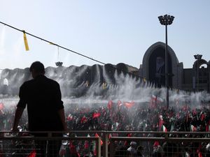 Panas Menyengat, Pelayat Disiram Air Saat Penghormatan Terakhir Ayatollah Ali Khamenei