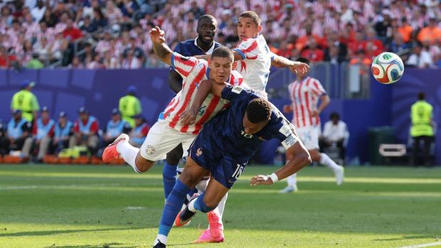 Soccer Football - FIFA World Cup 2026 - Round of 16 - Paraguay v France - Philadelphia Stadium, Philadelphia, Pennsylvania, U.S. - July 4, 2026 France's Kylian Mbappe in action with Paraguay's Juan Jose Caceres IMAGN IMAGES via Reuters/Bill Streicher