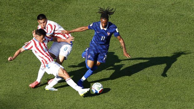 Soccer Football - FIFA World Cup 2026 - Round of 16 - Paraguay v France - Philadelphia Stadium, Philadelphia, Pennsylvania, U.S. - July 4, 2026 France's Michael Olise in action with Paraguay's Andres Cubas and Diego Gomez REUTERS/Jeenah Moon