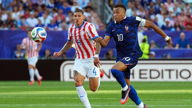 Soccer Football - FIFA World Cup 2026 - Round of 16 - Paraguay v France - Philadelphia Stadium, Philadelphia, Pennsylvania, U.S. - July 4, 2026 France's Kylian Mbappe in action with Paraguay's Juan Jose Caceres IMAGN IMAGES via Reuters/James Lang