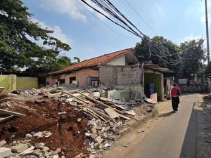 Kondisi Terkini Jalan Sejajar Rel Pasar Minggu yang Mau Dibereskan Pramono