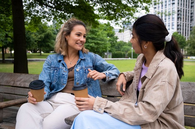 Friendship Shelf Theory merupakan konsep yang mengajarkan bahwa tidak semua teman harus memiliki tingkat kedekatan yang sama.