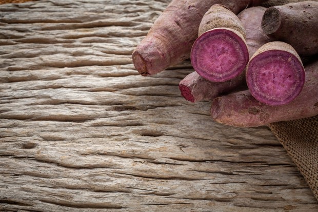 Ube dan taro sama-sama digunakan dalam dessert, tapi keduanya berasal dari tanaman yang berbeda dan memiliki karakteristik tersendiri.