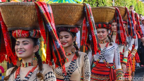 Pesona Budaya Dunia Warnai CFD Jakarta, 7 Negara Tampil Memukau