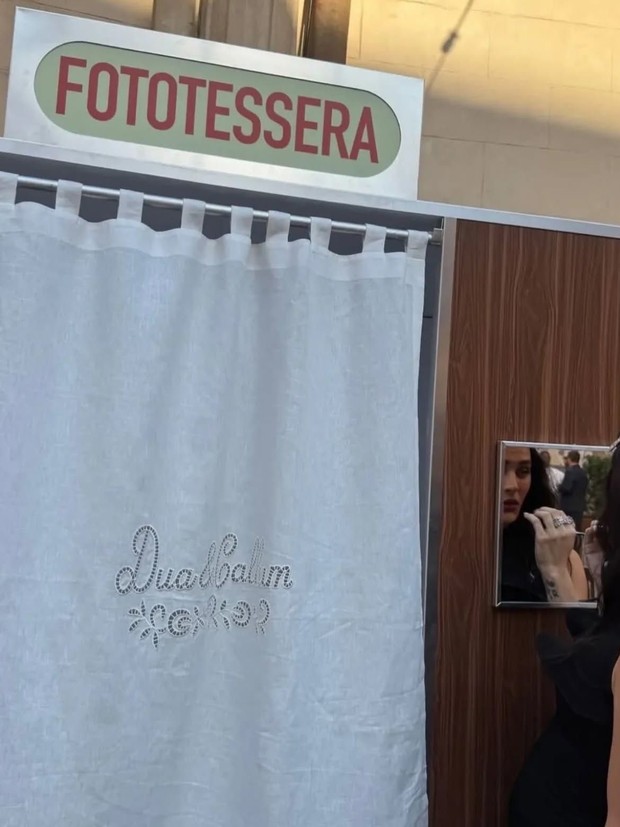 Bukan sekadar tempat berfoto, photo booth di pernikahan Dua Lipa juga menjadi elemen dekorasi yang memperkuat tema pesta sekaligus menghadirkan kenang-kenangan untuk para tamu.