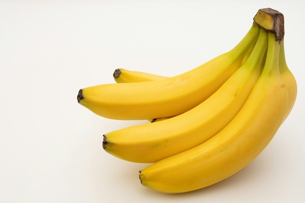 Pisang, pengganti camilan manis yang lebih sehat/Foto: Unsplash.com/Gabriel Mihalcea Pisang adalah buah pengganti camilan manis yang mengenyangkan, mudah ditemukan, serta kaya kalium dan serat.