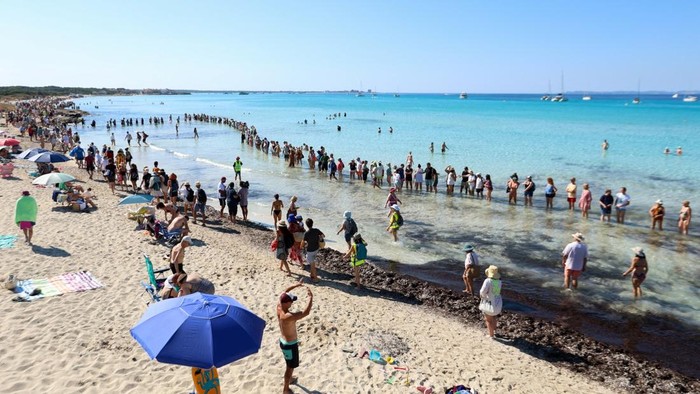 Rantai Manusia di Pantai La Rapita: Warga Mallorca Protes Pariwisata Berlebihan, Desak Perlindungan Pesisir