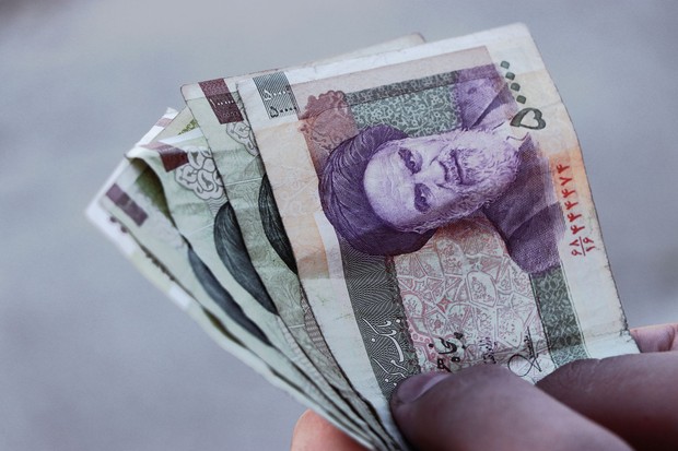 Nilai tukar rial Iran yang sangat rendah terhadap dolar AS dipengaruhi oleh sanksi ekonomi, tekanan geopolitik, dan konflik yang terus berlangsung.