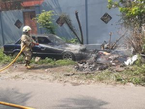 Mobil di Jakbar Terbakar, Dipicu Bakar Sampah Lalu Ditinggal