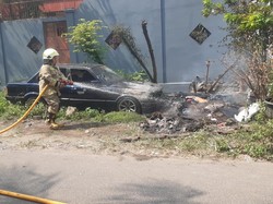 Mobil di Jakbar Terbakar, Dipicu Bakar Sampah Lalu Ditinggal