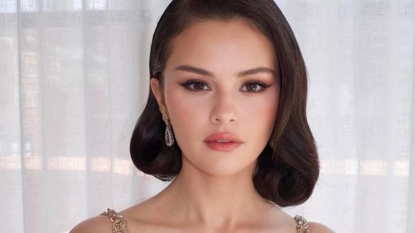 Gaya Selena Gomez Bergaun Emas Berkilau ke Pernikahan Taylor Swift