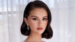 Pretty In Gold, Selena Gomez Glamor Bergaun Emas di Pernikahan Taylor Swift