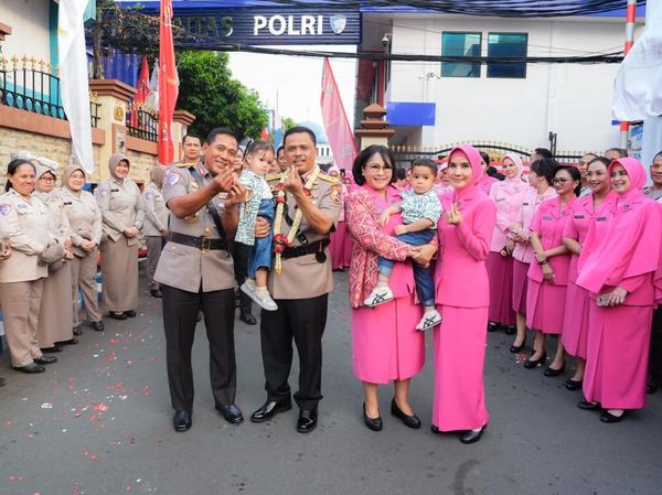 Momen Hangat Sertijab Kakorlantas, Irjen Agus Dijemput 2 Cucu