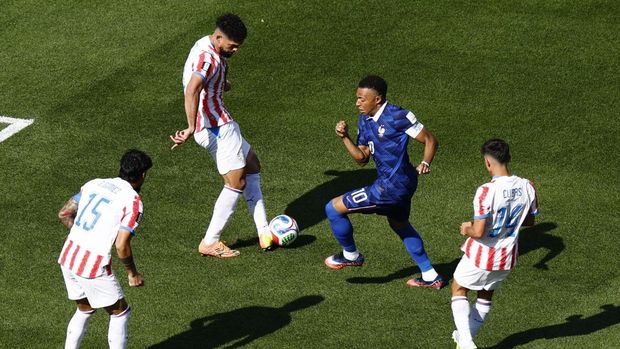 Soccer Football - FIFA World Cup 2026 - Round of 16 - Paraguay v France - Philadelphia Stadium, Philadelphia, Pennsylvania, U.S. - July 4, 2026 Paraguay's Omar Alderete in action with France's Kylian Mbappe REUTERS/Jeenah Moon