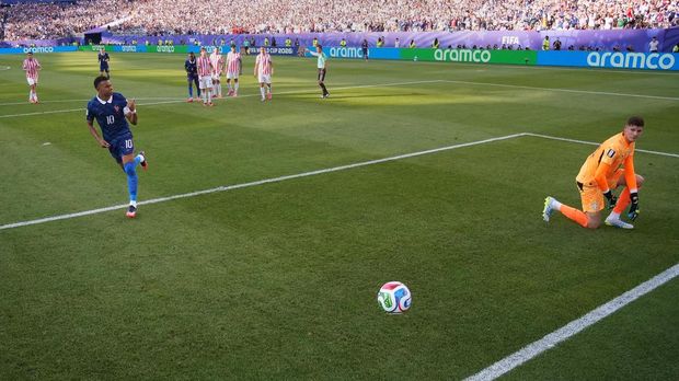 Soccer Football - FIFA World Cup 2026 - Round of 16 - Paraguay v France - Philadelphia Stadium, Philadelphia, Pennsylvania, U.S. - July 4, 2026 France's Kylian Mbappe celebrates scoring their first goal as Paraguay's Orlando Gill looks on REUTERS/Omar Aziz