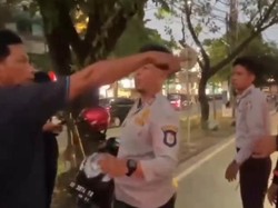 Mobil Parkir di Bahu Jalan Makassar Digembok, Sopir Ojol Hina Petugas Dishub