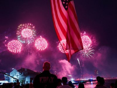 Spektakuler! Langit New York Bermandikan Kembang Api Rayakan Hari Kemerdekaan ke-250 Amerika Serikat