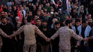 Warga Iran Tetap Ramai Hadiri Pemakaman Khamenei Saat Cuaca Super Panas