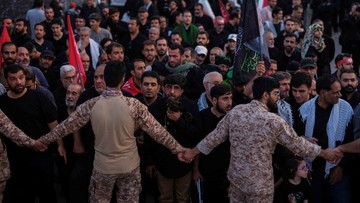 Warga Iran Tetap Ramai Hadiri Pemakaman Khamenei Saat Cuaca Super Panas