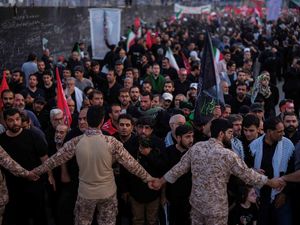 Warga Iran Tetap Ramai Hadiri Pemakaman Khamenei Saat Cuaca Super Panas