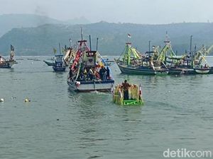 Nelayan Popoh Tulungagung Gelar Larung Sembonyo Berharap Kondisi Membaik