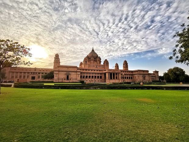 Umaid Bhawan Palace, lokasi pernikahan mewah selebriti dunia/Foto: Unsplash.com/Tharun Thejus Umaid Bhawan Palace dikenal sebagai lokasi pernikahan kerajaan dengan kemewahan istana megah dan biaya penyelenggaraan yang fantastis.