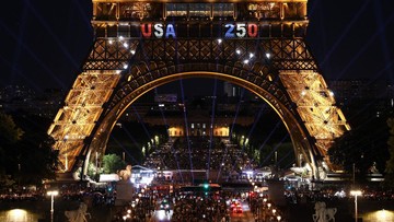 Pria Panjat Menara Eiffel dan Kibarkan Bendera AS, Langsung Ditangkap Polisi