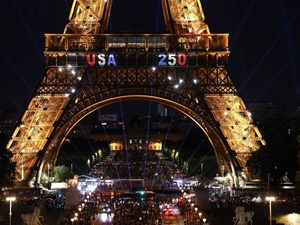 Pria Panjat Menara Eiffel dan Kibarkan Bendera AS, Langsung Ditangkap Polisi