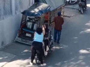 Wanita Diduga ODGJ Aniaya-Lecehkan Pemotor di Jalan Makassar