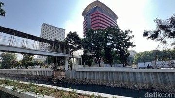 Warga Setuju Jembatan Gembok Cinta di Atas Kali Cideng, Harap Aliran Bersih