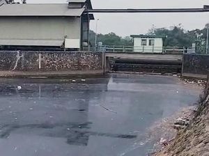 Sungai Cilamaya Karawang Menghitam Lagi