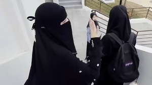 Gaya Celine Evangelista Pakai Cadar Jadi Sorotan Saat Antar Anak ke Pesantren