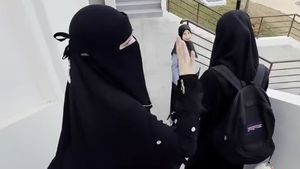 Gaya Celine Evangelista Pakai Cadar Jadi Sorotan Saat Antar Anak ke Pesantren