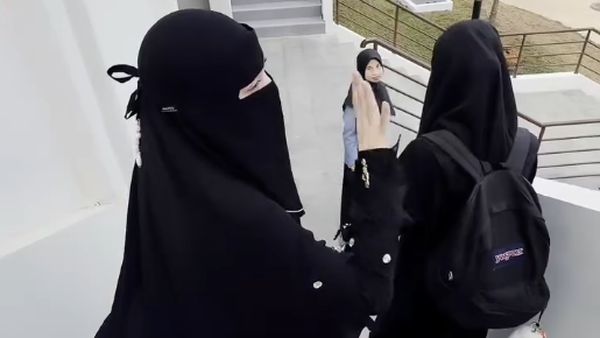 Gaya Celine Evangelista Pakai Cadar Jadi Sorotan Saat Antar Anak ke Pesantren