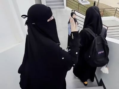 Gaya Celine Evangelista Pakai Cadar Jadi Sorotan Saat Antar Anak ke Pesantren